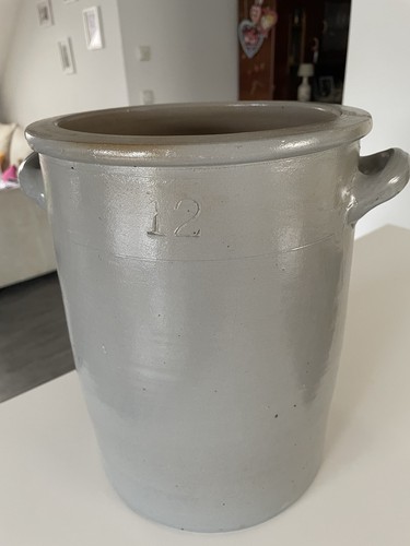 Alter topf aus steingut mit - aus, 2