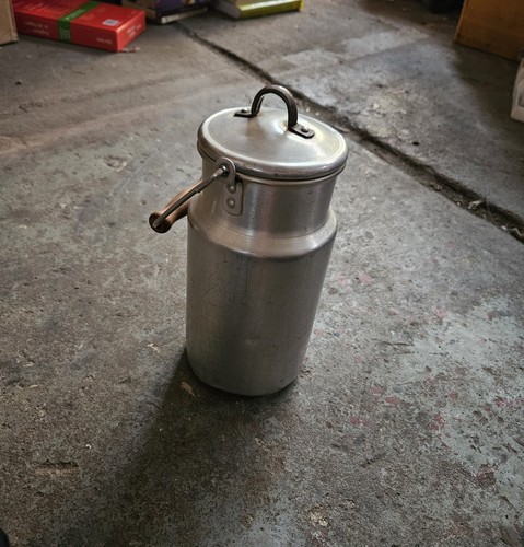 Alte milchkanne aus - milchkanne, aluminium