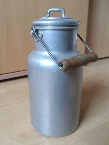 Alte milchkanne mit deckel - alte,