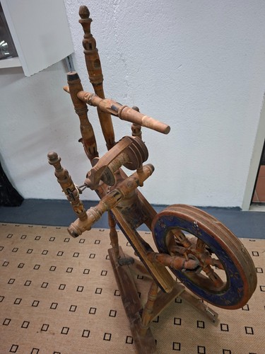 Altes bemaltes spinnrad über - spinnrad,