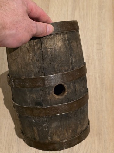 Antikes holzfass mit - holzfass,