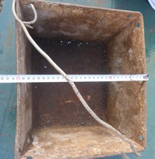 alte Eisenwanne Kiste Kasten