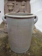 großer alter Vorratshafen